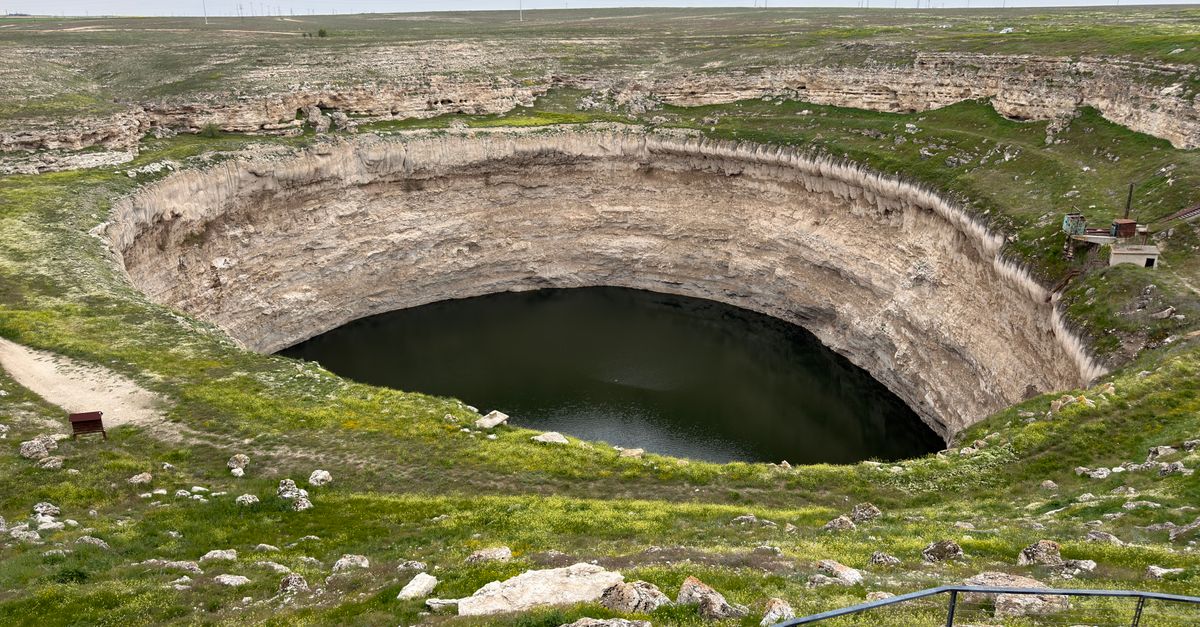 Nicolas Cage's driveway vanishes into 30-foot sinkhole