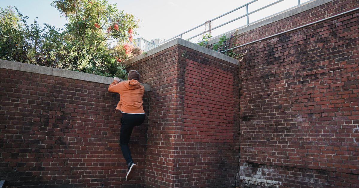 Seniors learn parkour to land safely and avoid falls