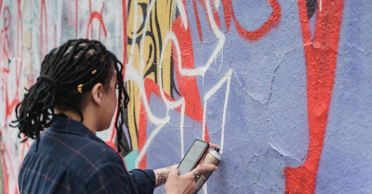 Businesswoman spots street artist's mural, offers him a job