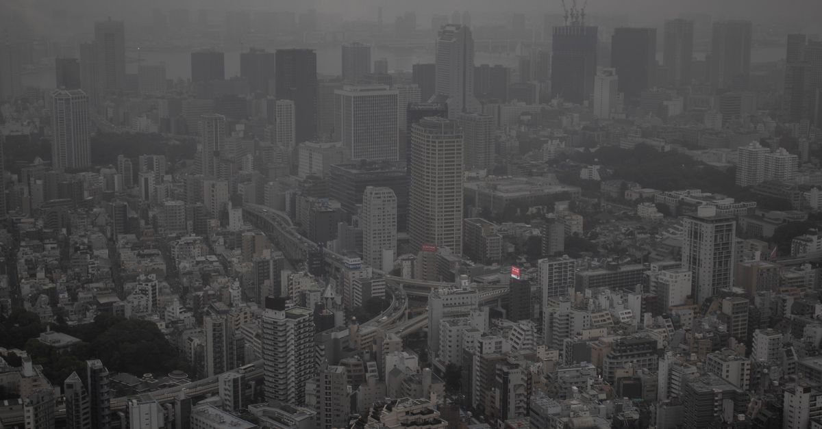 Tokyo pushes shorts at work, women worry about legs