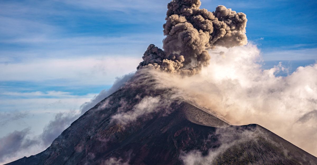 Volcano eruption strands 340,000 travelers across Indonesia
