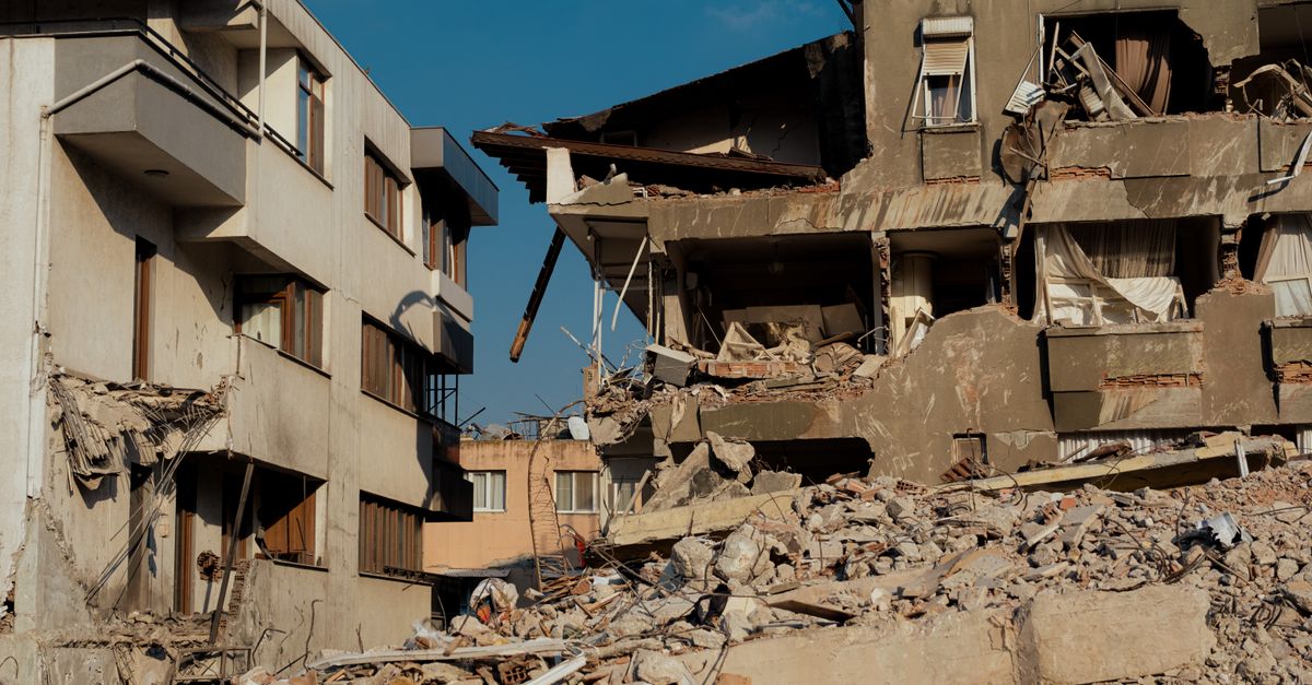 Boss orders workers back into quake-damaged mall, blast kills two