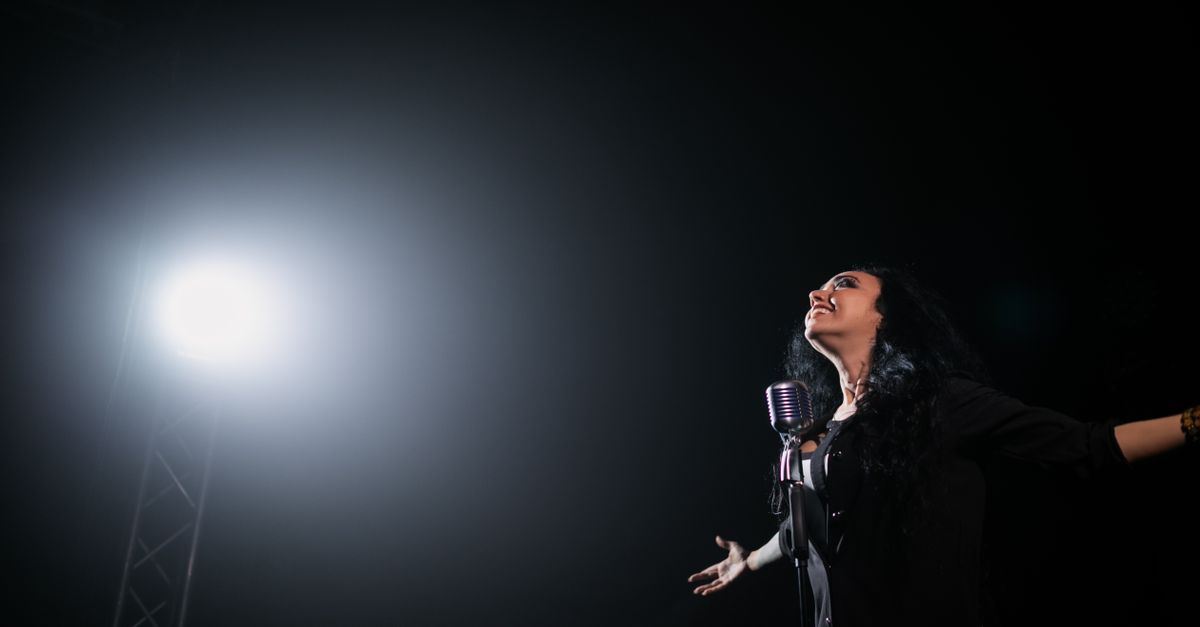 스리랑카 가수 난다 말리니, 노래로 부정의에 맞서다